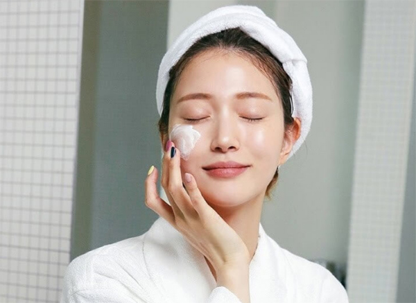 Kem dưỡng ẩm giúp khóa trọn dưỡng chất, giữ da mềm mịn, căng mọng và duy trì độ ẩm suốt cả ngày.