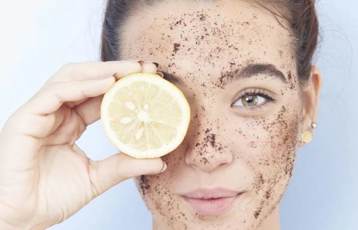 Tẩy da chết thường xuyên để hạn chế và ngăn ngừa mụn 