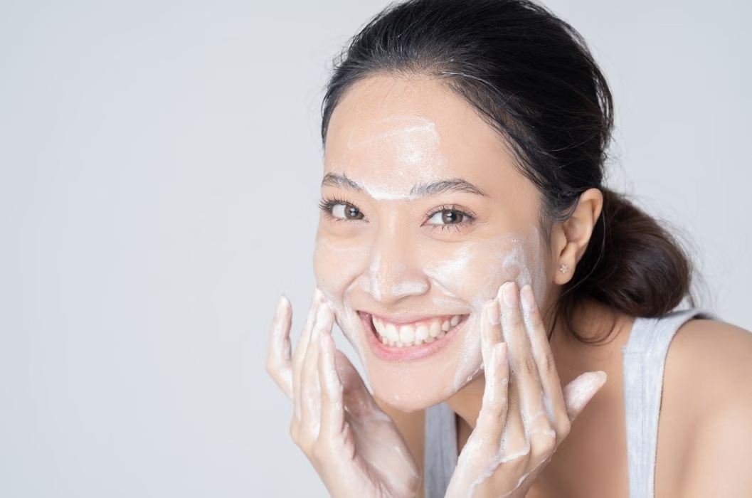 Sử dụng sữa rửa mặt để da sạch và loại bỏ bụi bẩn hơn